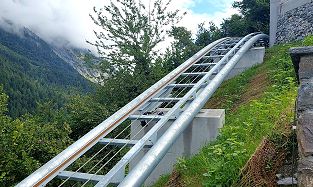 Strecke der neuen Standseilbahn öffentlicher Schräglift Domat/Ems Friedhof Foto Markus Seitz Archiv standseilbahnen.ch