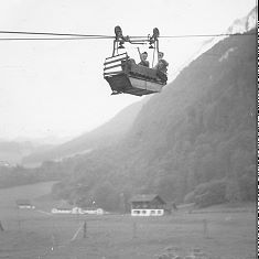Das offene Schiffli der Seilbahn Grafenort - Eschlen unterwegs bei der Talstation in Grafenort - Foto Archiv standseilbahnen.ch
