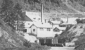 Convers Zementfabrik - vorne ist die kurze Standseilbahn - ein Bremsberg - vom Anschlussgleis in die Fabrik sichtbar - Foto Archiv standseilbahnen.ch